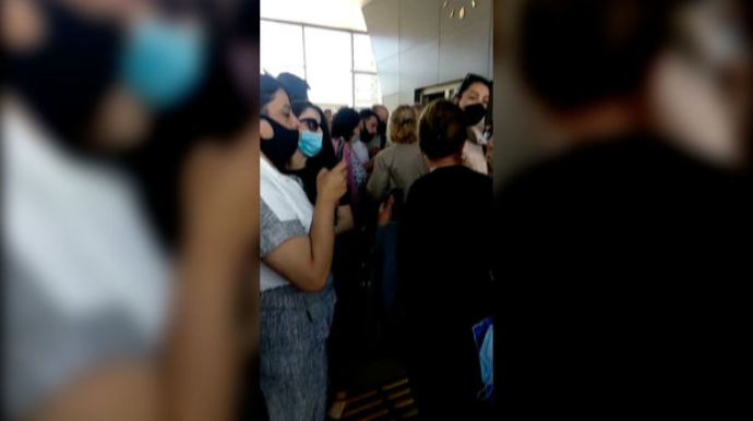 Sumqayıt-Bakı qatarının qrafiki sıxlığa səbəb oldu:  Sərnişinlər etiraza qalxdı  - VİDEO