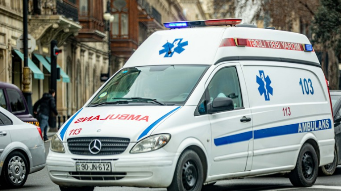 Biri darvazanın altında qaldı, digəri TIR-dan yıxıldı: Bakıda güclü külək fəsadları - YENİLƏNİB