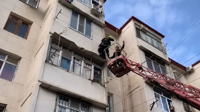 Bakıda eyvanlar arasında köməksiz vəziyyətdə qalan şəxs xilas edildi - VİDEO 