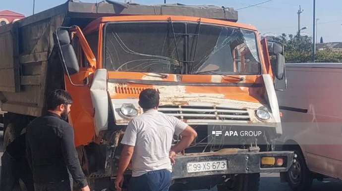 Gəncədə iki yük avtomobili toqquşdu, xəsarət alan var   - FOTO