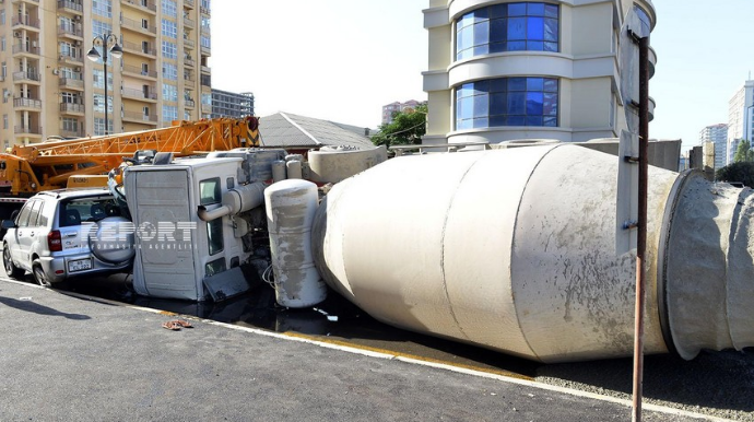 Bakıda betonqarışdıran maşın avtomobilin üzərinə aşıb, yaralananlar var   - FOTO