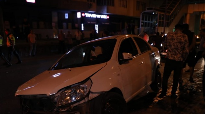 Bakıda avtomobil maneəyə çırpıldı, xəsarət alan var  - FOTO - VİDEO