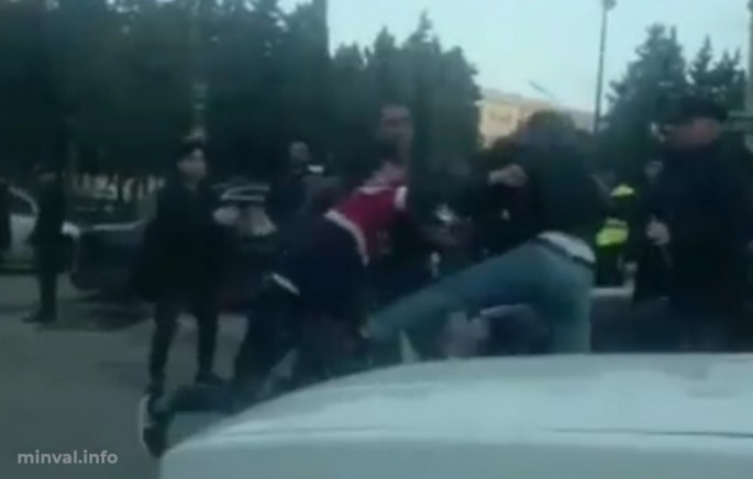 Bakıda qız üstündə kütləvi dava düşdü – VİDEO