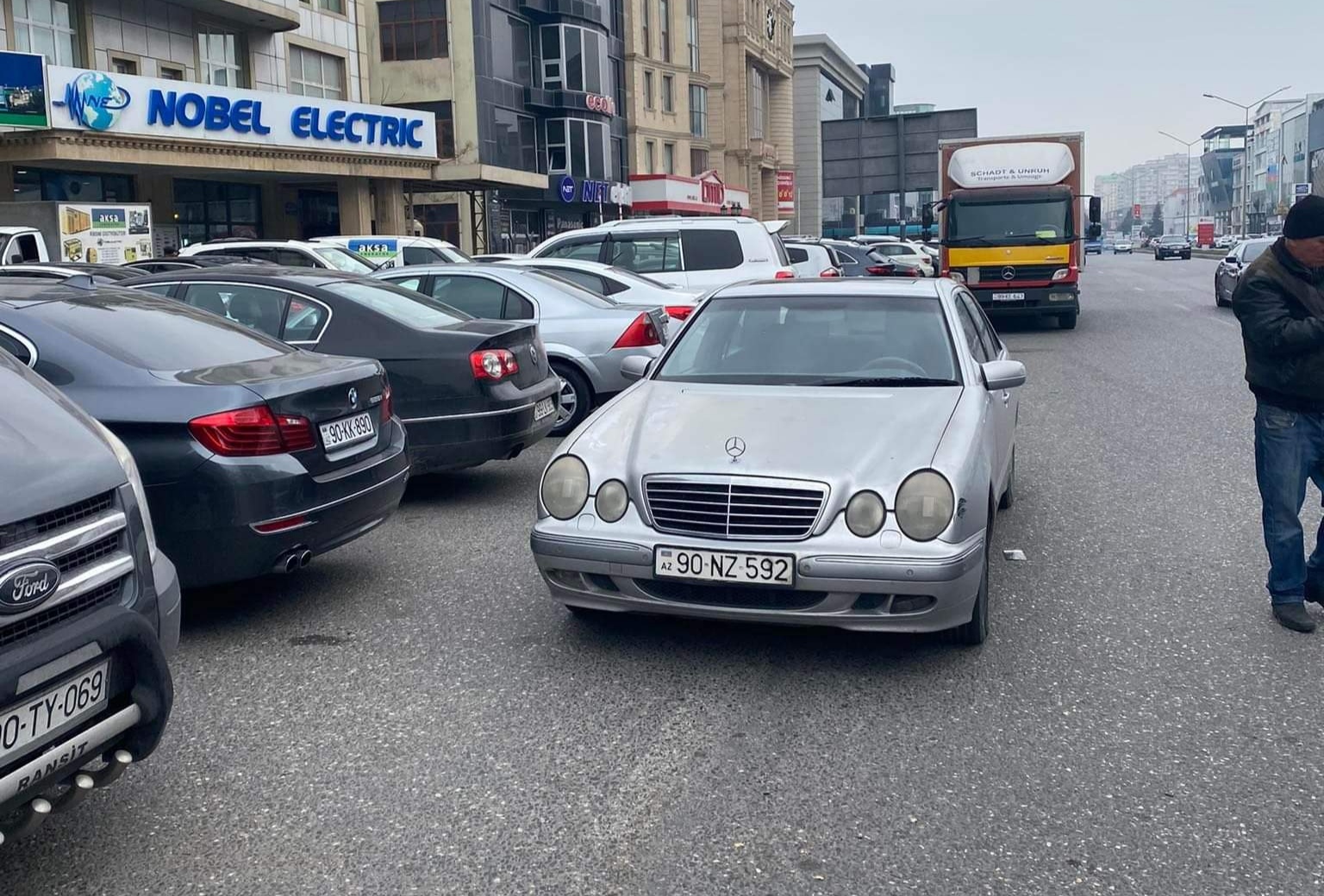 Maşını qanunsuz parklayan sürücü yolu 1 saat kəsdi - FOTO