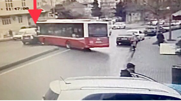 Günəşlidə qayda pozan  avtobus “Prius”la toqquşdu  - ANBAAN VİDEO