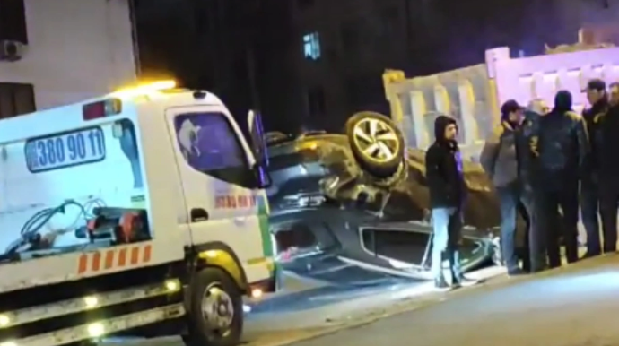 Bakıda avtomobil aşdı - VİDEO