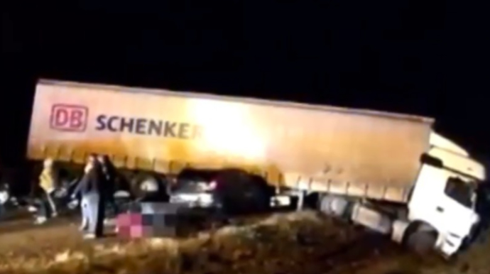 3 nəqliyyat vasitəsinin iştirakı ilə dəhşətli yol qəzası; 3-ü yeniyetmə olmaqla, 6 ölü - VİDEO