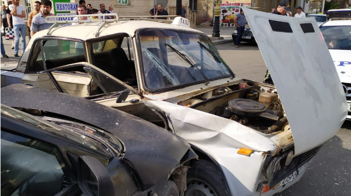 Yevlaxda iki avtomobil toqquşub, beş nəfər xəsarət alıb