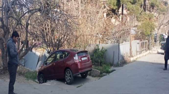Bakıda naviqator TƏLƏSİ:  bütün maşınlar çuxura düşür  - FOTO