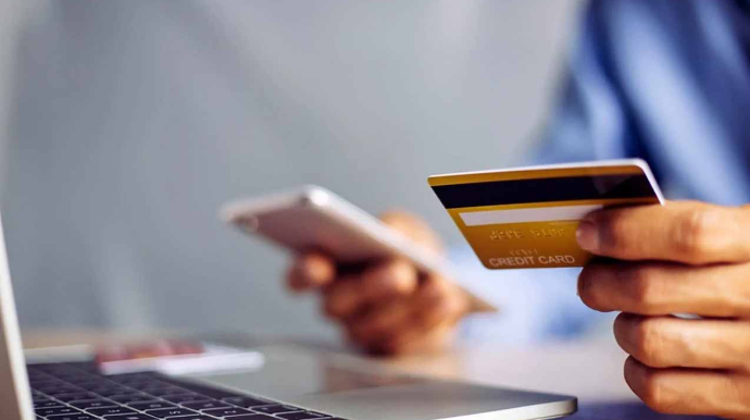 “Bank əməkdaşı” kartdakı pulları oğurladı 