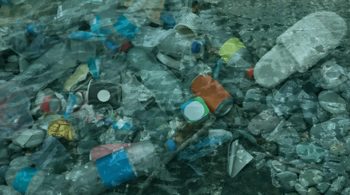 Alimlər əmrlə özünü məhv edən "canlı plastik" yaratdı 