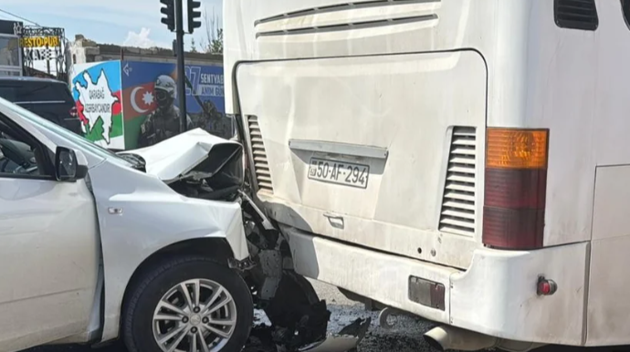 Saray körpüsü yaxınlığında avtomobil avtobusla toqquşdu - FOTO