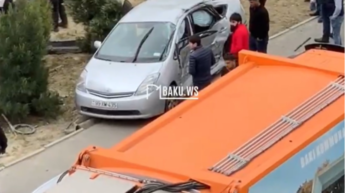 Bakıda zibil daşıyan maşın "Prius"la toqquşdu  - VİDEO