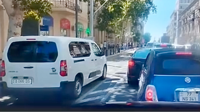 Tıxaca səbri çatmayan sürücü velosiped zolağına girdi   - VİDEO