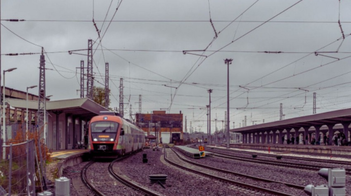 Naqil oğurluğu səbəbindən qatarların hərəkəti dayandırılıb