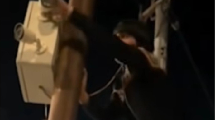 Dörd yeniyetmə küçədə kameraları sındırdı - VİDEO