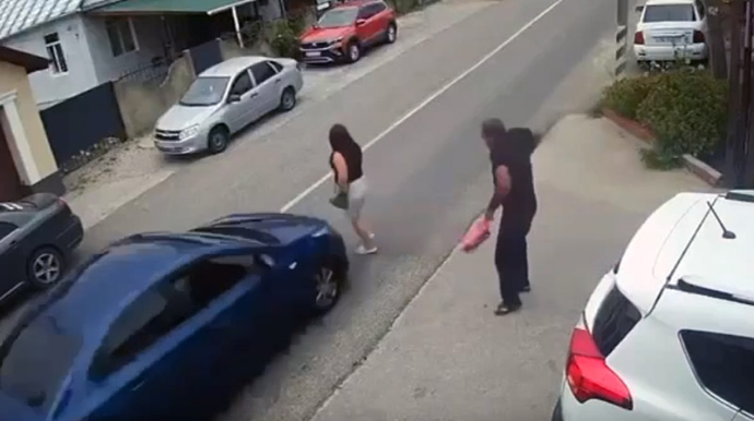 Keçiddən keçməyən qadını maşını vurdu; əri sürücünü döydü - VİDEO 