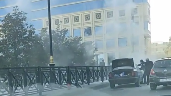 Bakının mərkəzində “BMW” alışıb yandı  - VİDEO