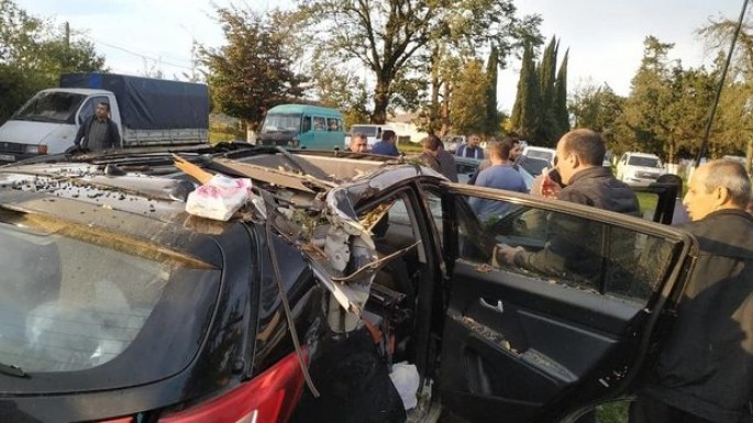 Lənkəranda palıd hərəkətdə olan maşının üstünə aşdı