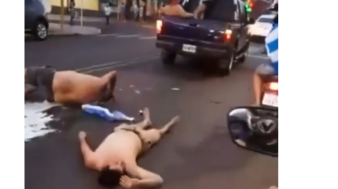 Argentinanın qalibiyyətini qeyd etmək istədi - avtomobildən yola yıxıldı - VİDEO