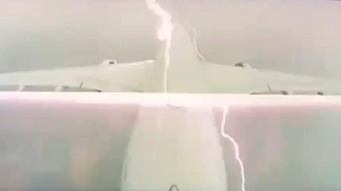 Moskvaya uçan təyyarəni havada ildırım VURDU - VİDEO 