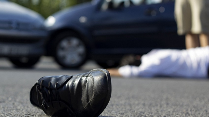 В Шабране автомобиль насмерть сбил 22-летнего мужчину