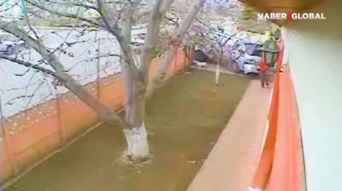 Mikroavtobus tibb mərkəzinin həyətinə girdi, qadın son anda qurtuldu – ANBAAN VİDEO