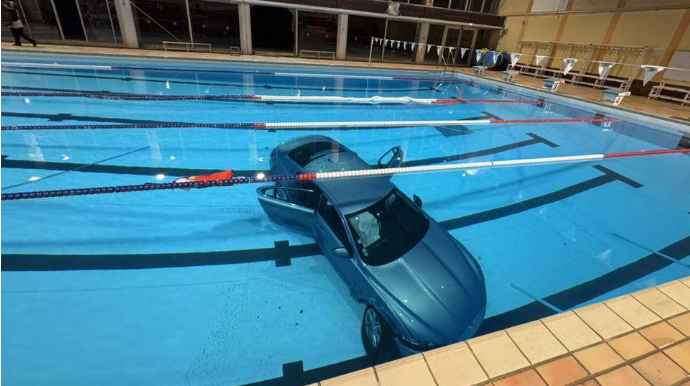 Qadın avtomobili qapalı hovuzda batırdı – FOTO 