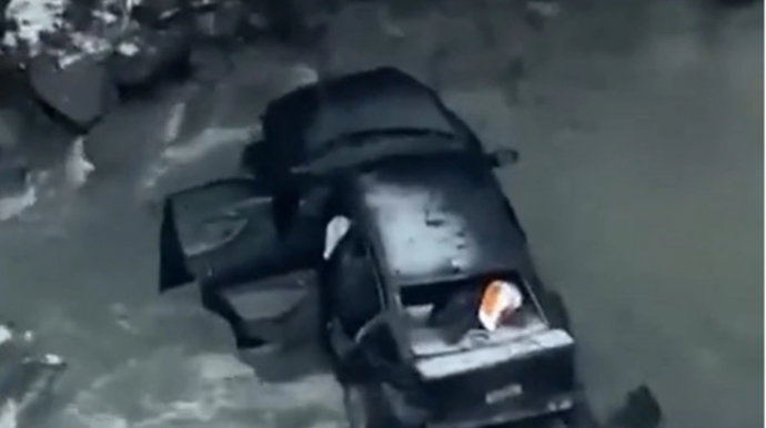 Lerikdə buzlu yolda sürüşən avtomobil çaya aşdı - VİDEO