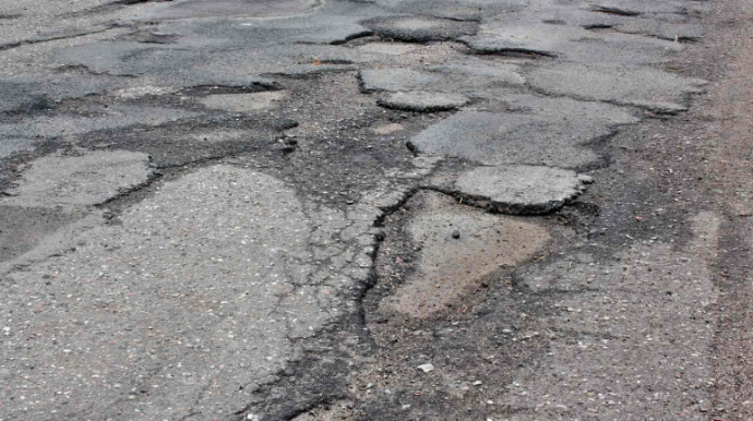 Bu yolu nə maşınla, nə də piyada getmək mümkün deyil - VİDEO
