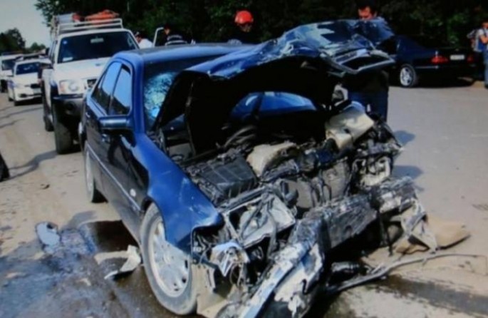 4 nəfərin xəsarət aldığı qəzada avtomobil iki yerə bölündü  - FOTO - VIDEO