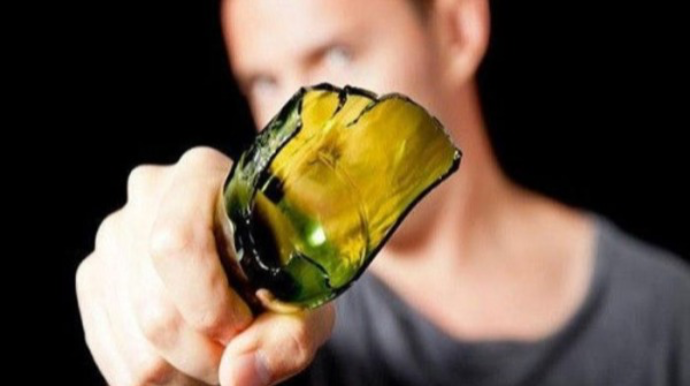 41 yaşlı kişi butulka ilə başından vuruldu 