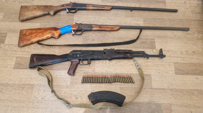 Qaxda çay sahilindən avtomat tapıldı 