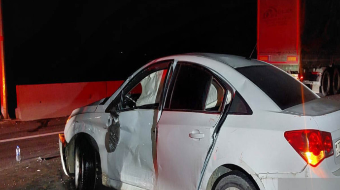 Şəmkirdə minik maşını yük avtomobili ilə toqquşub, 5 nəfər xəsarət alıb    - FOTO