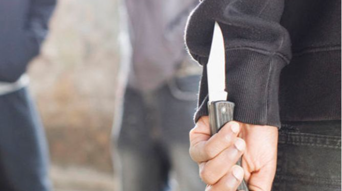 Saatlı sakini bıçaqlanıb