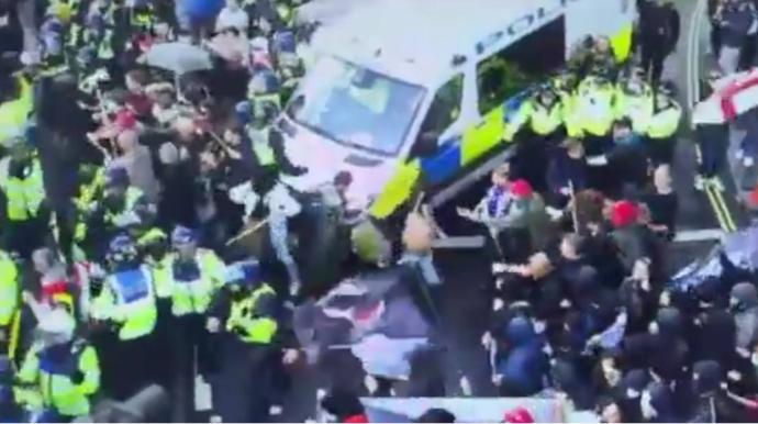 Müsəlman miqrantlara qarşı etirazlar başladı 