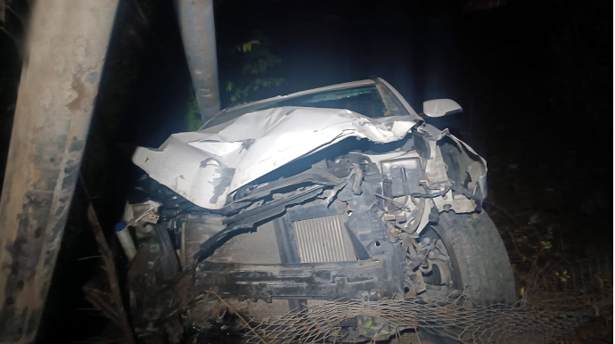 Maşın elektrik dirəyinə çırpıldı - Kənd işıqsız qaldı - FOTOLAR 