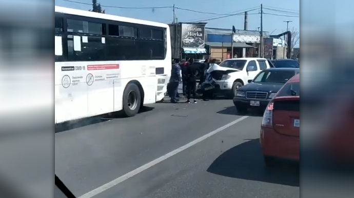 "Baksol yolu"nda "PikUp" sərnişin avtobusuna çırpıldı  - VİDEO