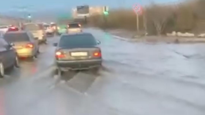 Bakının bu küçəsini su basıb, sakinlər narazıdır - VİDEO