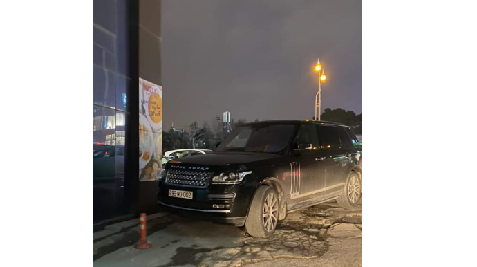 Bahalı maşını yolun ortasında atıb tıxac yaratdı - 002 - FOTO