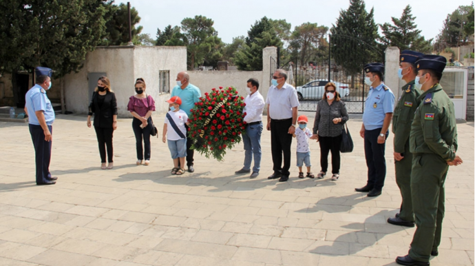 Müdafiə Nazirliyinin nümayəndə heyəti hərbi pilotun məzarını ziyarət edib - FOTO 