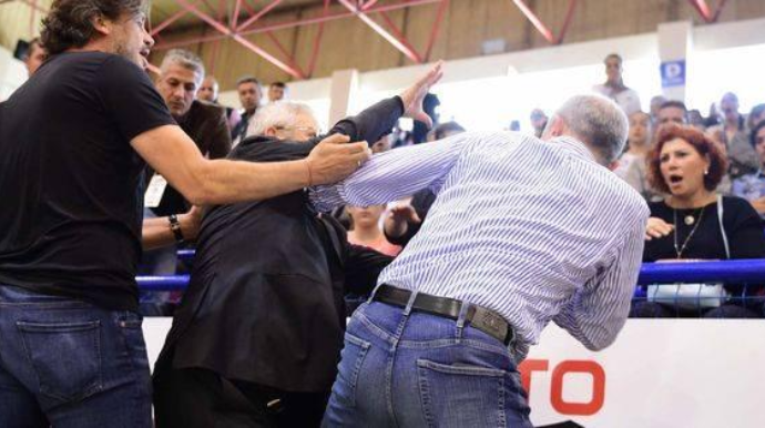 Ruslar Antalya hava limanında dava saldı - VİDEO