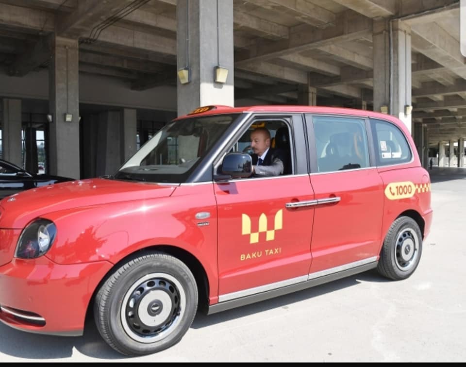 İlham Əliyev yeni "London taksi"ləri ilə tanış olub sükan arxasına keçdi  - FOTO