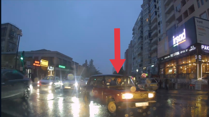 В Хырдалане водитель нарушил правила пересечения перекрестка - 20-EB-307 - ВИДЕО 