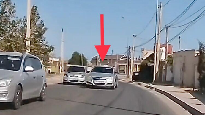 Əks yola çıxan sürücü sərnişinləri və qarşıdan gələn maşını təhlükəyə atdı   - VİDEO