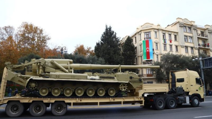 Düşməndən ələ keçirilən hərbi qənimətlərin bir qismi Zəfər paradında nümayiş olunub  - VİDEO