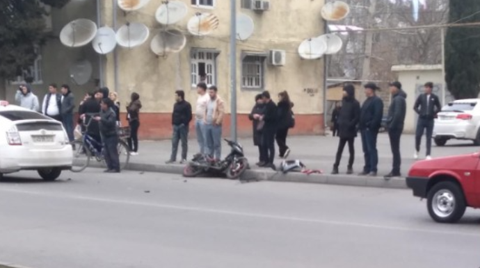 Mingəçevirdə avtomobil motosikletlə toqquşdu, yaralanan var 