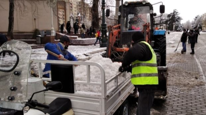 Gəncədə yağan qarın yol açdığı fəsadlar aradan qaldırılır  - FOTO
