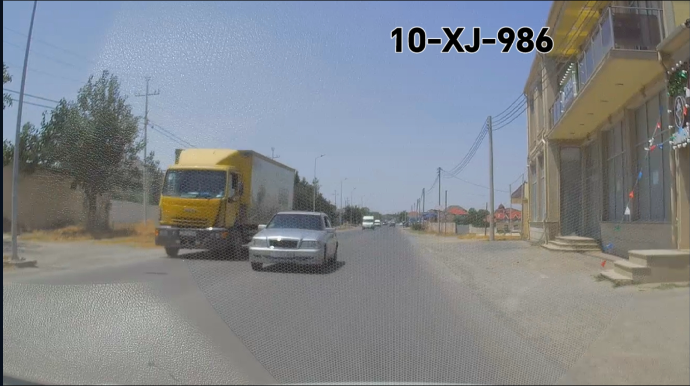 Qarşıdan maşının gəldiyini görsə də əks yola çıxıb ötmə etdi - VİDEO