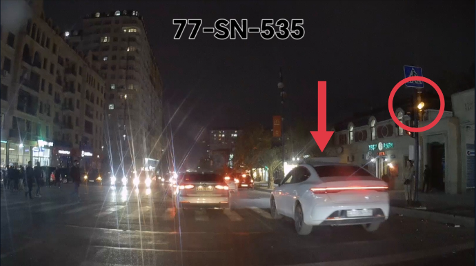 В Хырдалане водитель проехал на желтый свет - ВИДЕО 